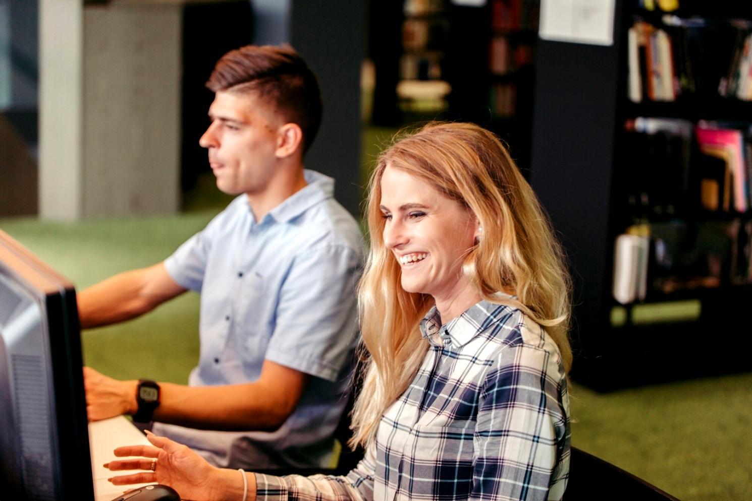 Profesional revisando análisis financiero en oficina